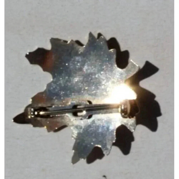 Vintage Metal Maple Leaf W/ Ladybug Cocktail Costume Brooch Pin Jewelry - Picture 2 of 2